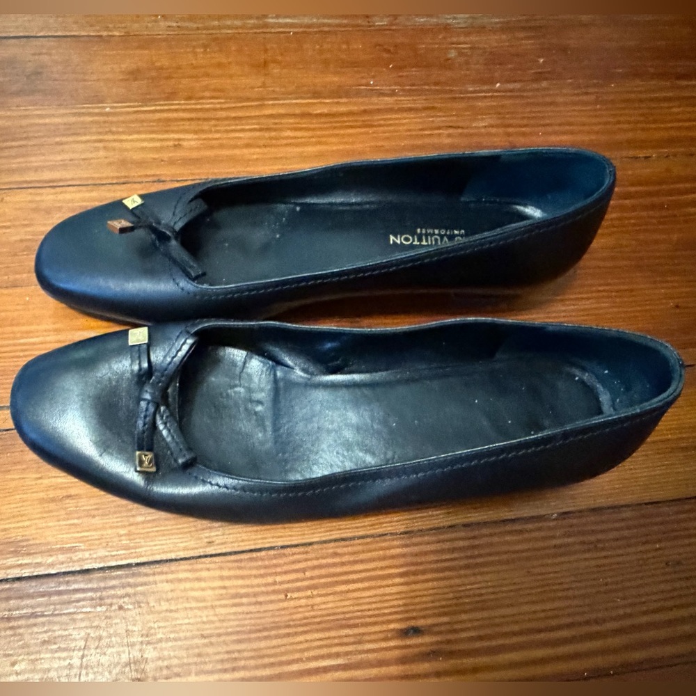 Authentic Louis Vuitton Black Leather Uniform Flats with Gold Accents size 38.5 - Picture 2 of 4